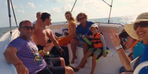 Pessoas num barco a caminho de nadar com um tubarão-baleia em mar aberto.