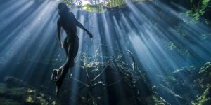 Snorkel em cenote no México com água cristalina