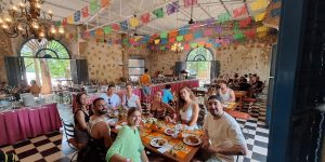Buffet de almoço regional mexicano com pratos típicos durante excursão