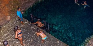Pessoas a nadar no Cenote Choo-Ha durante excursão com Exploratours