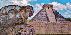 Pirâmide de Kukulkán vista frontal com céu azul no México