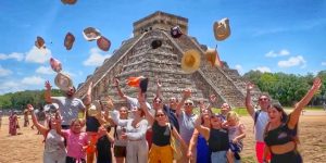 Grupo de portugueses em Chichén Itzá com Exploratours