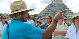 xcursão Exploratours com grupo português em frente à Pirâmide de Kukulkán