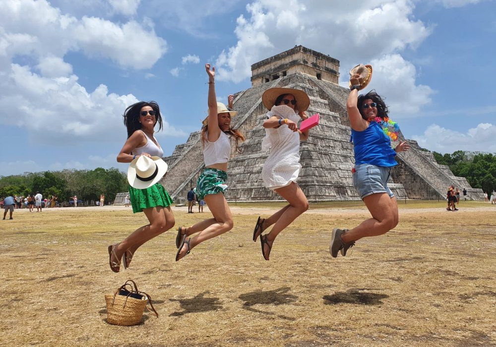 Viajantes explorando o sítio arqueológico durante Excursão Chichén Itzá сom a Exploratours