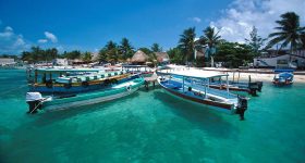 Lanchas na doca em Isla Mujeres México no Caribe