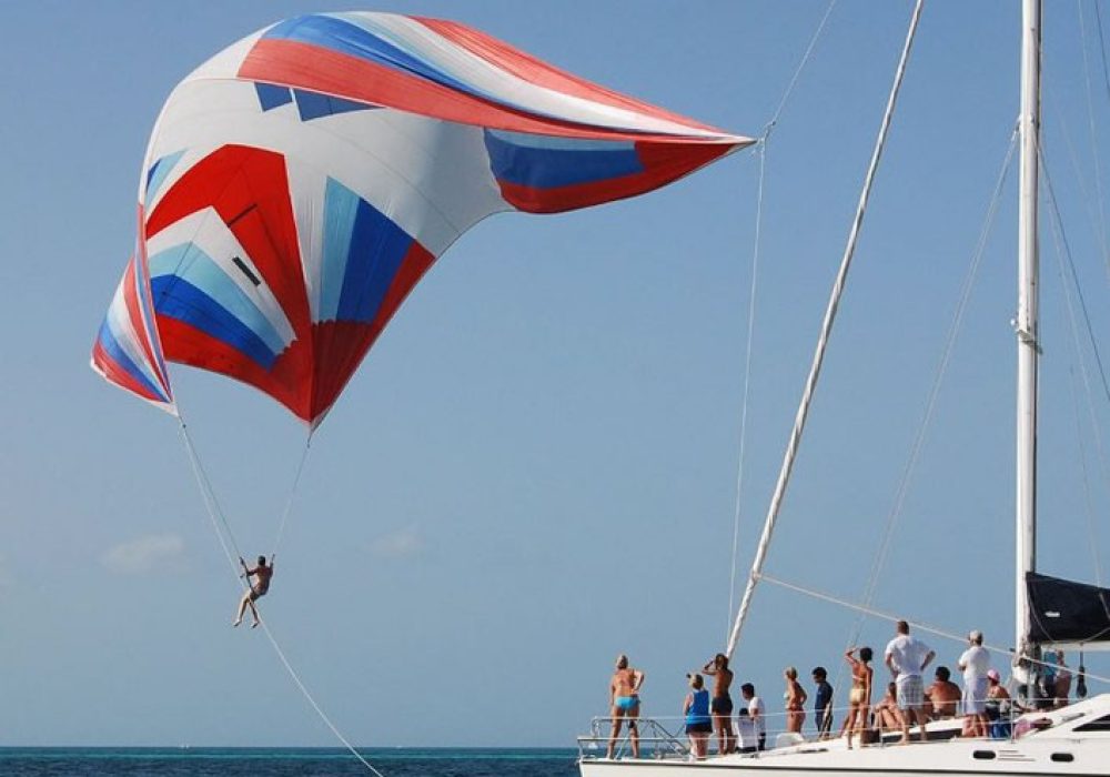 Catamarã em Ilha Mulheres México com parasailing no Caribe