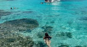 Pessoa fazendo snorkel em Isla Mujeres México no Caribe