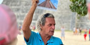 Guia Miguel Castela a explicar a história em Chichén Itzá