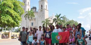 Grupo de portugueses em Valladolid com bandeira de Portugal