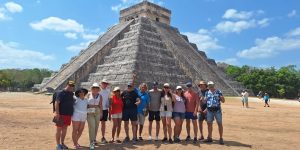 Visitantes a explorar Chichén Itzá com guia em português